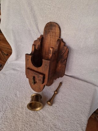 Almirez de madera y latón