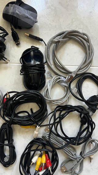 Lote Informática: Routers, Cables y Cargadores