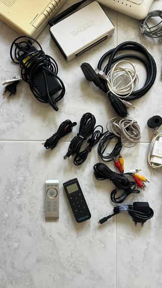 Lote Informática: Routers, Cables y Cargadores