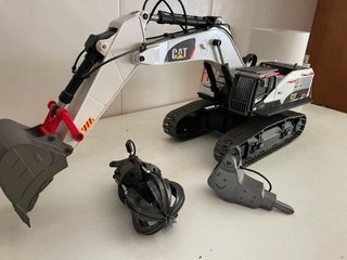 Excavadora RC Huina 1592 (Edición CAT 320D) + Acce