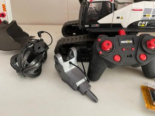 Excavadora RC Huina 1592 (Edición CAT 320D) + Acce