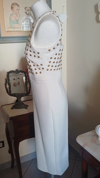 Abito tubino bianco con borchie oro