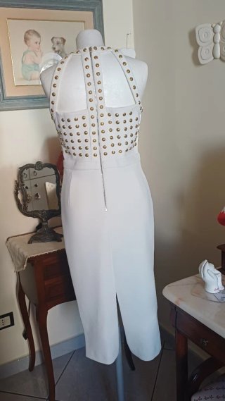 Abito tubino bianco con borchie oro