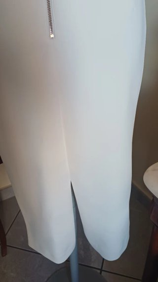 Abito tubino bianco con borchie oro