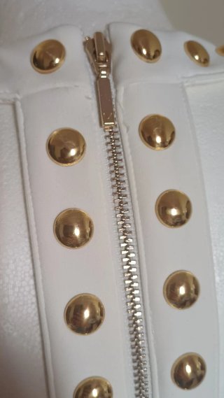 Abito tubino bianco con borchie oro