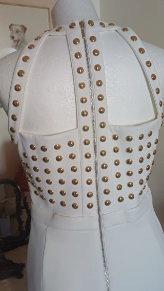Abito tubino bianco con borchie oro
