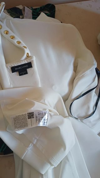 Abito tubino bianco con borchie oro