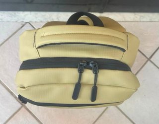 Zaino da viaggio beige e nero