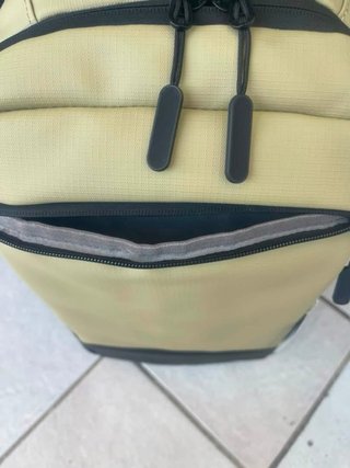 Zaino da viaggio beige e nero