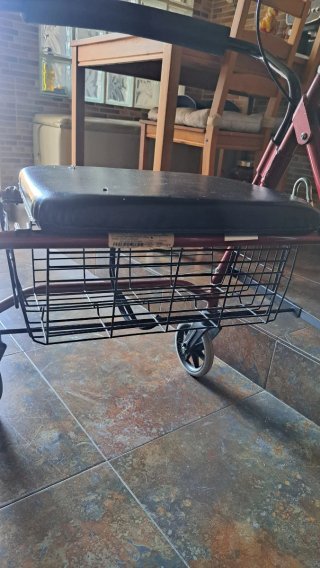 Andador con asiento y ruedas