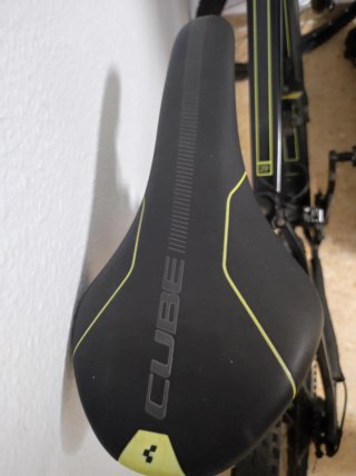 Bicicleta Cube Limited 29 Negra y amarilla
