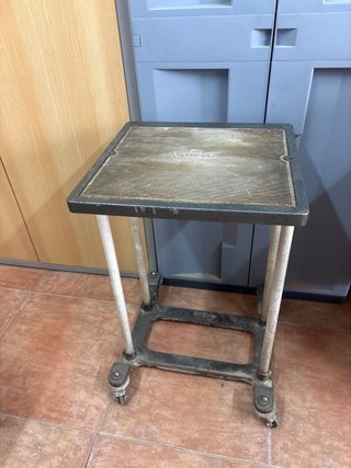 Mesa vintage con ruedas para máquina de escribir