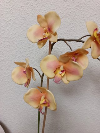 Flor artificial orquídea rosa y amarilla