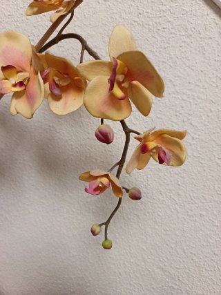 Flor artificial orquídea rosa y amarilla