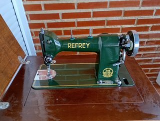 Máquina de coser antigua Refrey