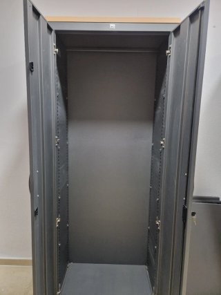 Un Armario Archivador JG Metálico y Madera