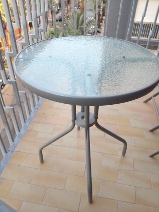 Mesa cristal y metal con 2 sillas plástico