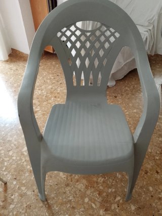 Mesa cristal y metal con 2 sillas plástico