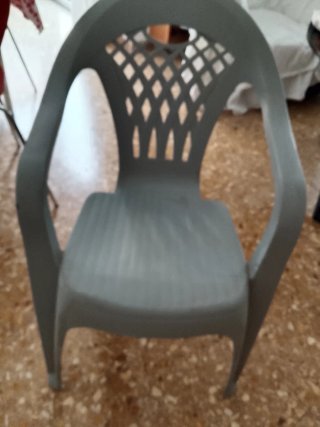 Mesa cristal y metal con 2 sillas plástico