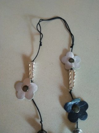 Collana fiori pelle.