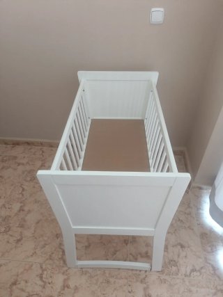 Minicuna balancín blanca de madera