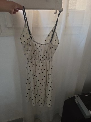 Vestido blanco con lunares negros
