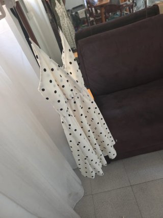 Vestido blanco con lunares negros