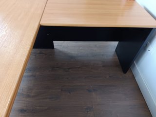 Escritorio esquinero L madera y negro