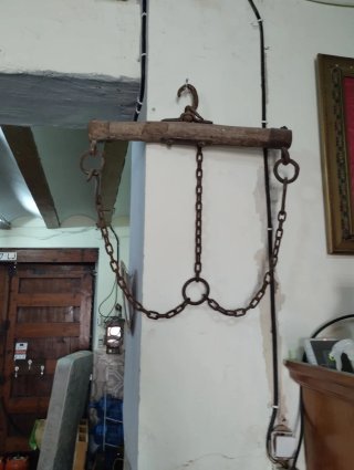 Piezas antiguas de metal y madera