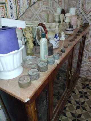 Piezas antiguas de metal y madera