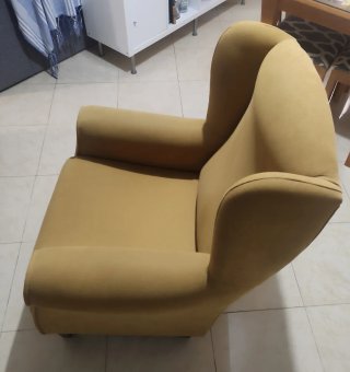 Sillón orejero amarillo tela