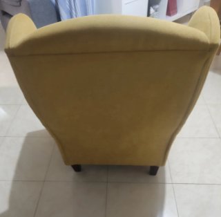 Sillón orejero amarillo tela