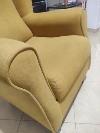Sillón orejero amarillo tela