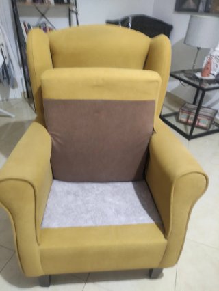 Sillón orejero amarillo tela