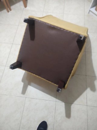 Sillón orejero amarillo tela