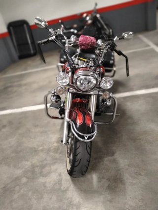 Moto Custom Cruiser Roja y Negra