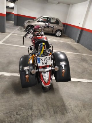 Moto Custom Cruiser Roja y Negra