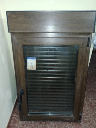 Ventana con persiana y mosquitera