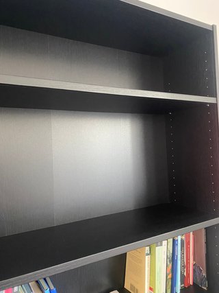 Librería negra efecto roble