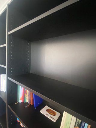 Librería negra efecto roble