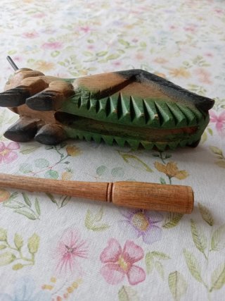 Strumenti musicali artigianali in legno e argilla