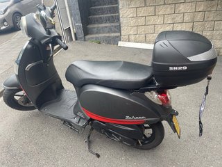 Ciclomotor gris estilo scooter