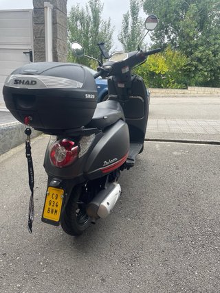Ciclomotor gris estilo scooter