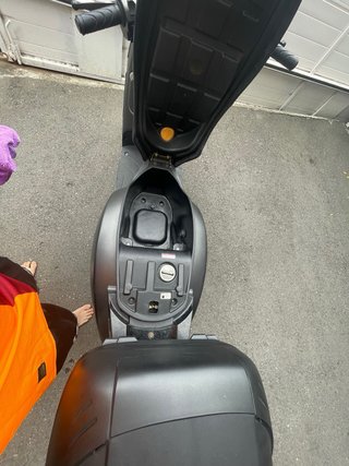 Ciclomotor gris estilo scooter