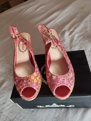 Sandalias de cuña con estampado floral