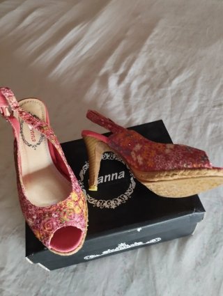 Sandalias de cuña con estampado floral