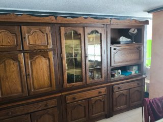 Mueble de roble macizo con vitrina y desmontable