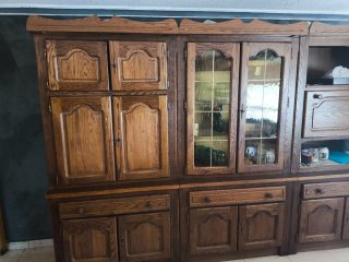Mueble de roble macizo con vitrina y desmontable