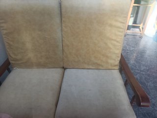Sofá beige y marrón de tela y madera