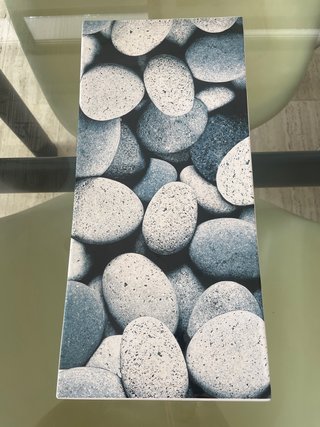 Plato decorativo piedras grises y blancas